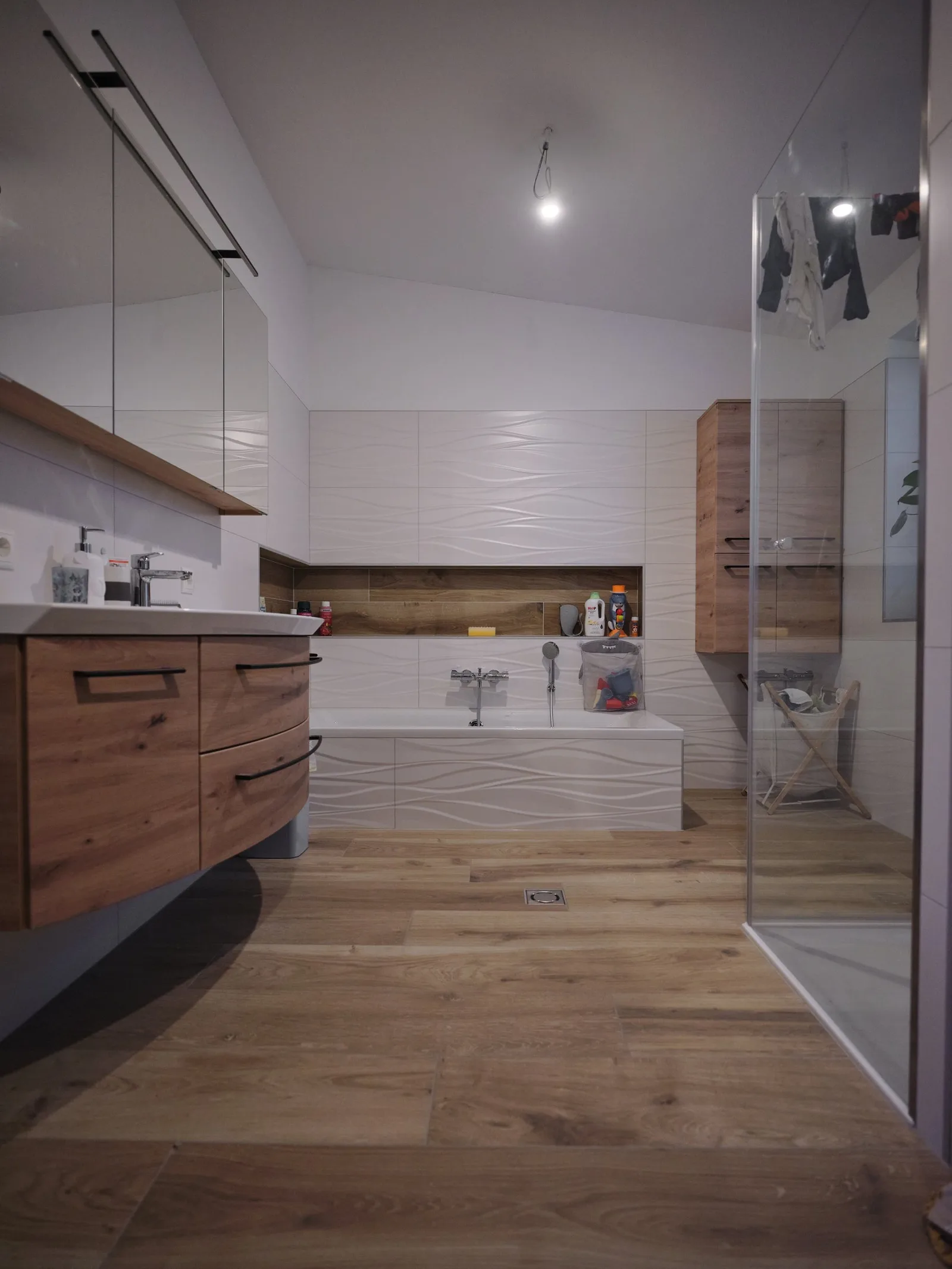 Bad mit Wanne und Boden in Holzoptik