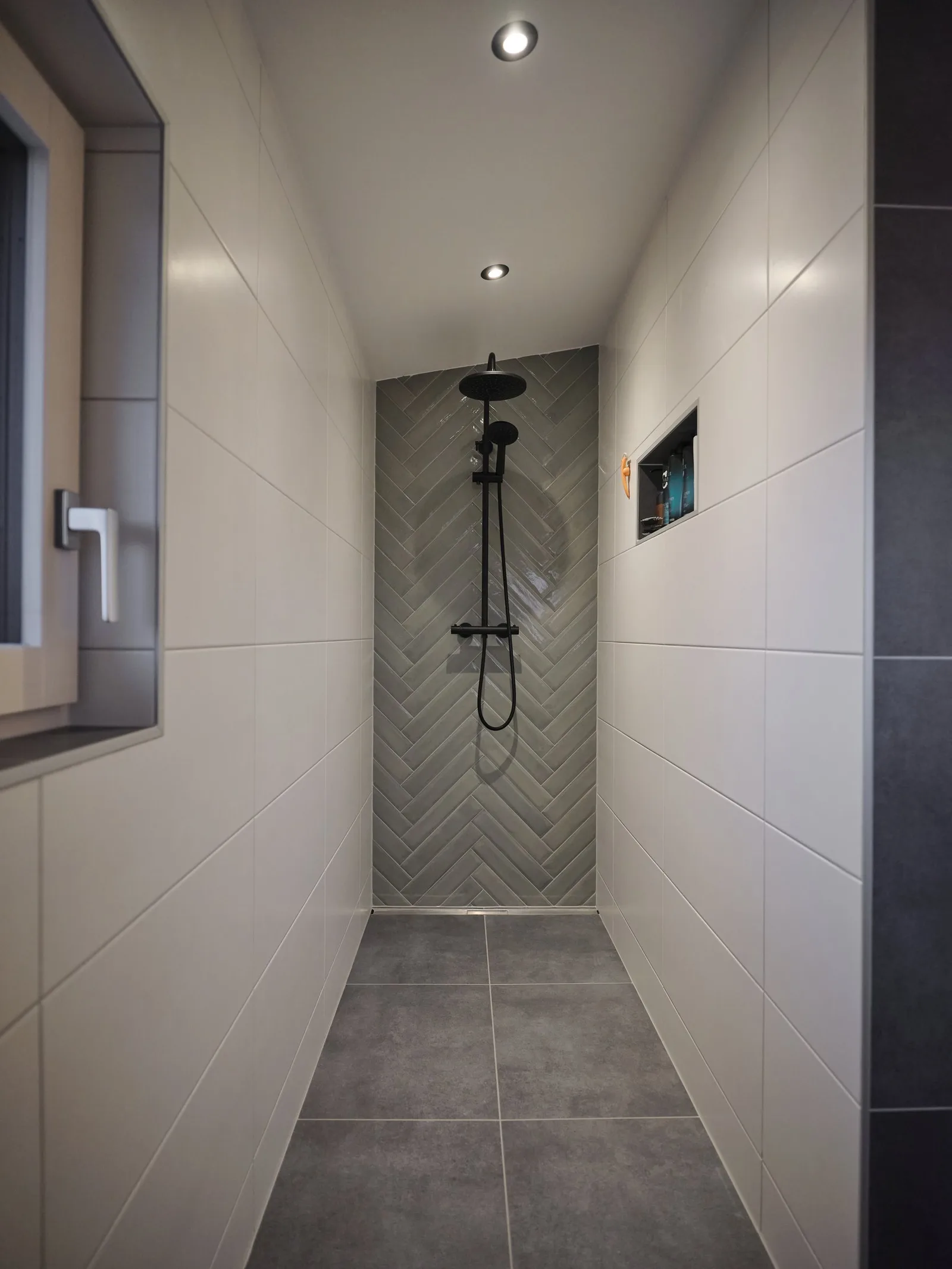 Walk-in-Dusche mit grünen Fischgrätfliesen