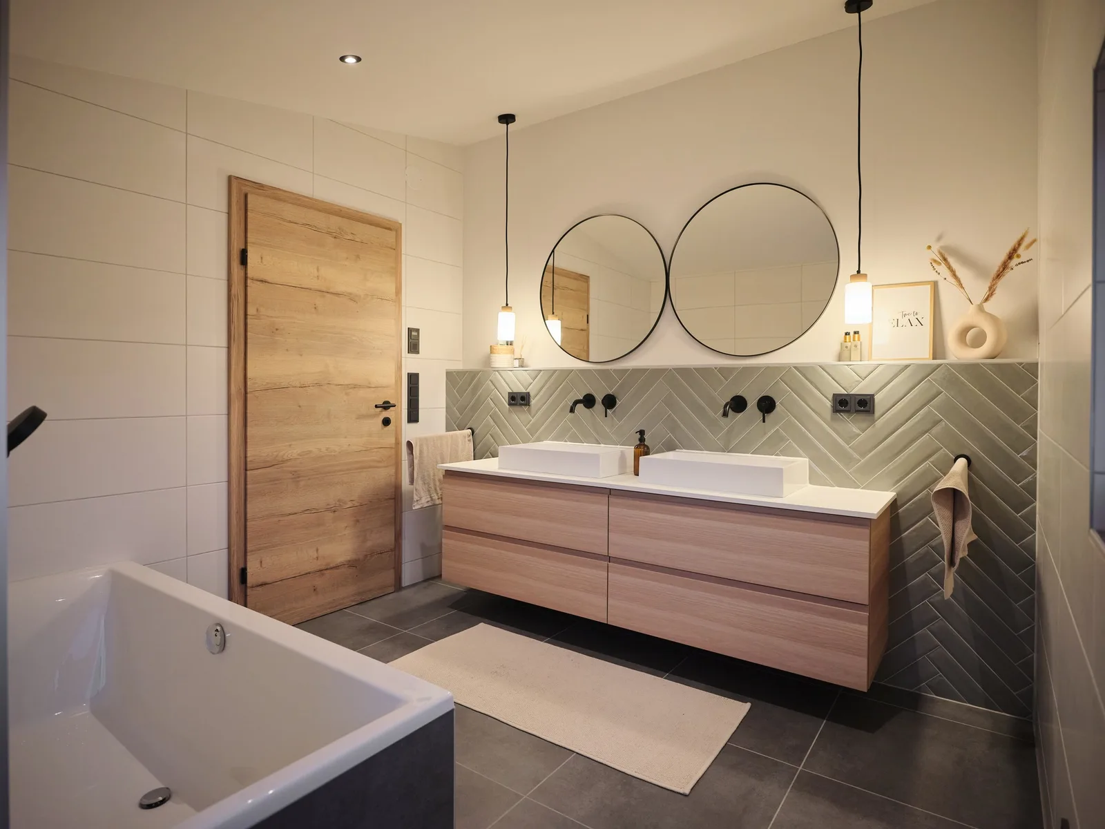 Bad mit Wanne, Doppelwaschtisch und runden Spiegeln