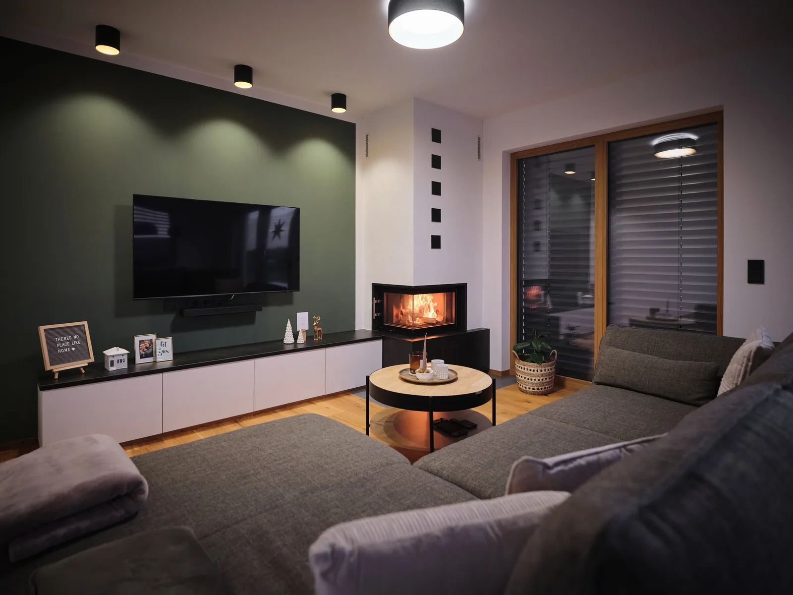 Wohnzimmer mit Eckkamin am Abend
